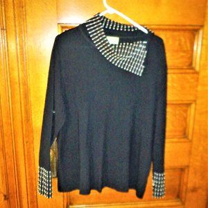 Fabulous *** VANITY FAIR *** TOP with 5 Inch Pearl like Design on Sleeve/Collar